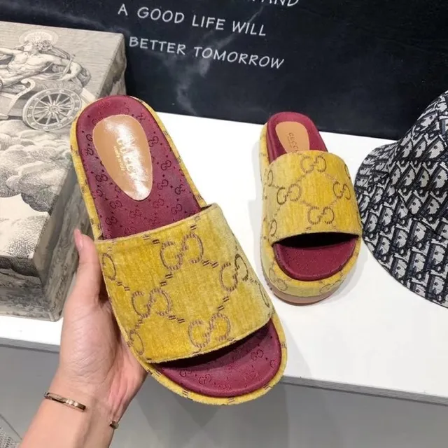 Gucci Screener सरसों का पीला और बर्गंडी GG Monogram प्लेटफॉर्म स्लिपर्स 8