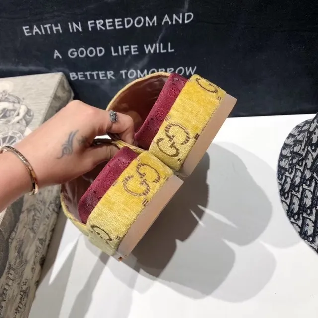 Gucci Screener सरसों का पीला और बर्गंडी GG Monogram प्लेटफॉर्म स्लिपर्स 9