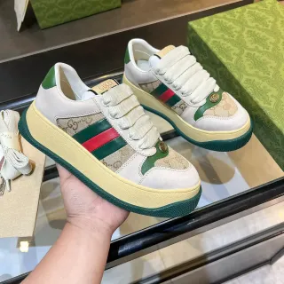 Gucci Screener Off-White 和 Beige GG Monogram Web Stripe 生活方式运动鞋