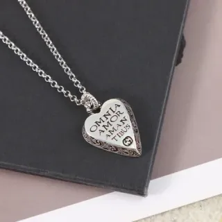 Collier Gucci Argent Noir Locket Forme de Cœur Gravé Phrase Latine