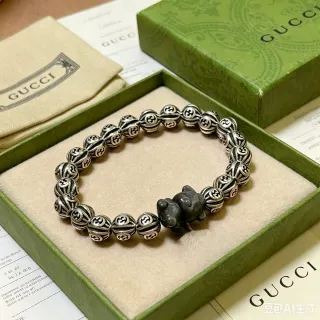 سلسلة سوارمز دب منحوت Gucci فضي أسود مع خرز متشابكة G محفورة