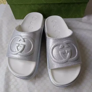 Gucci chanclas plateadas con correa de glitter