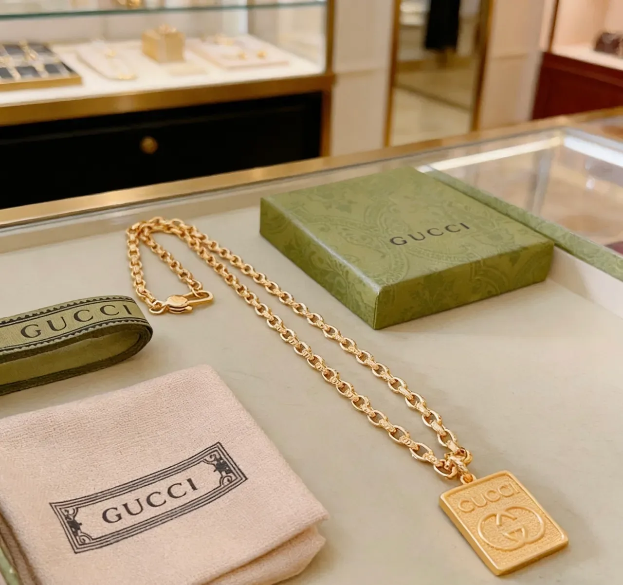 Colar Gucci Pendente Quadrado Corrente Curb-Link Texturizada Ouro 3