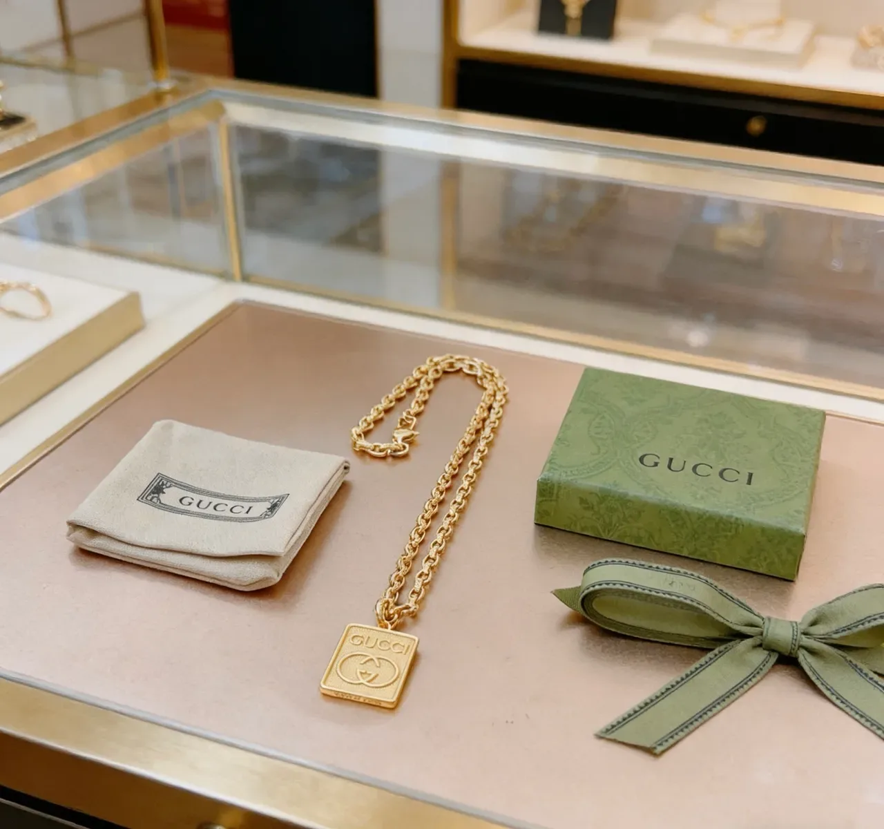 Colar Gucci Pendente Quadrado Corrente Curb-Link Texturizada Ouro 4