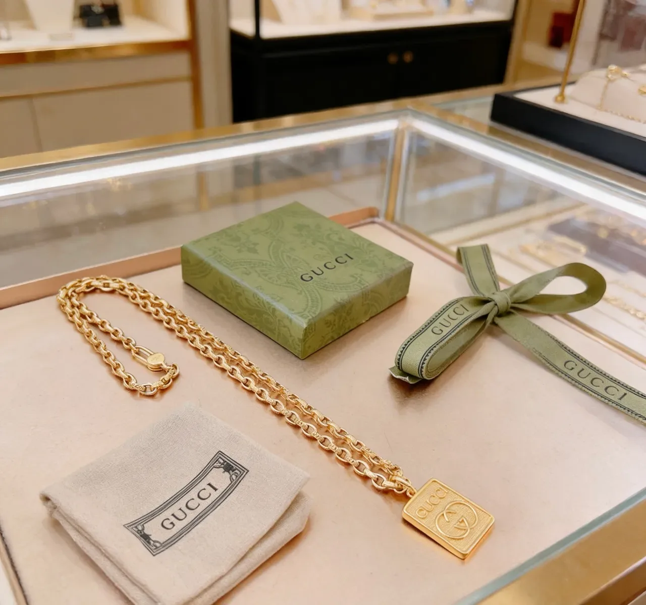 Colar Gucci Pendente Quadrado Corrente Curb-Link Texturizada Ouro 6