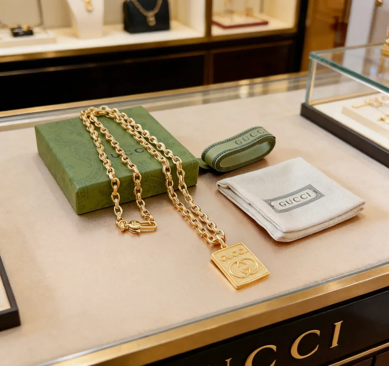 Colar Gucci Pendente Quadrado Corrente Curb-Link Texturizada Ouro 7