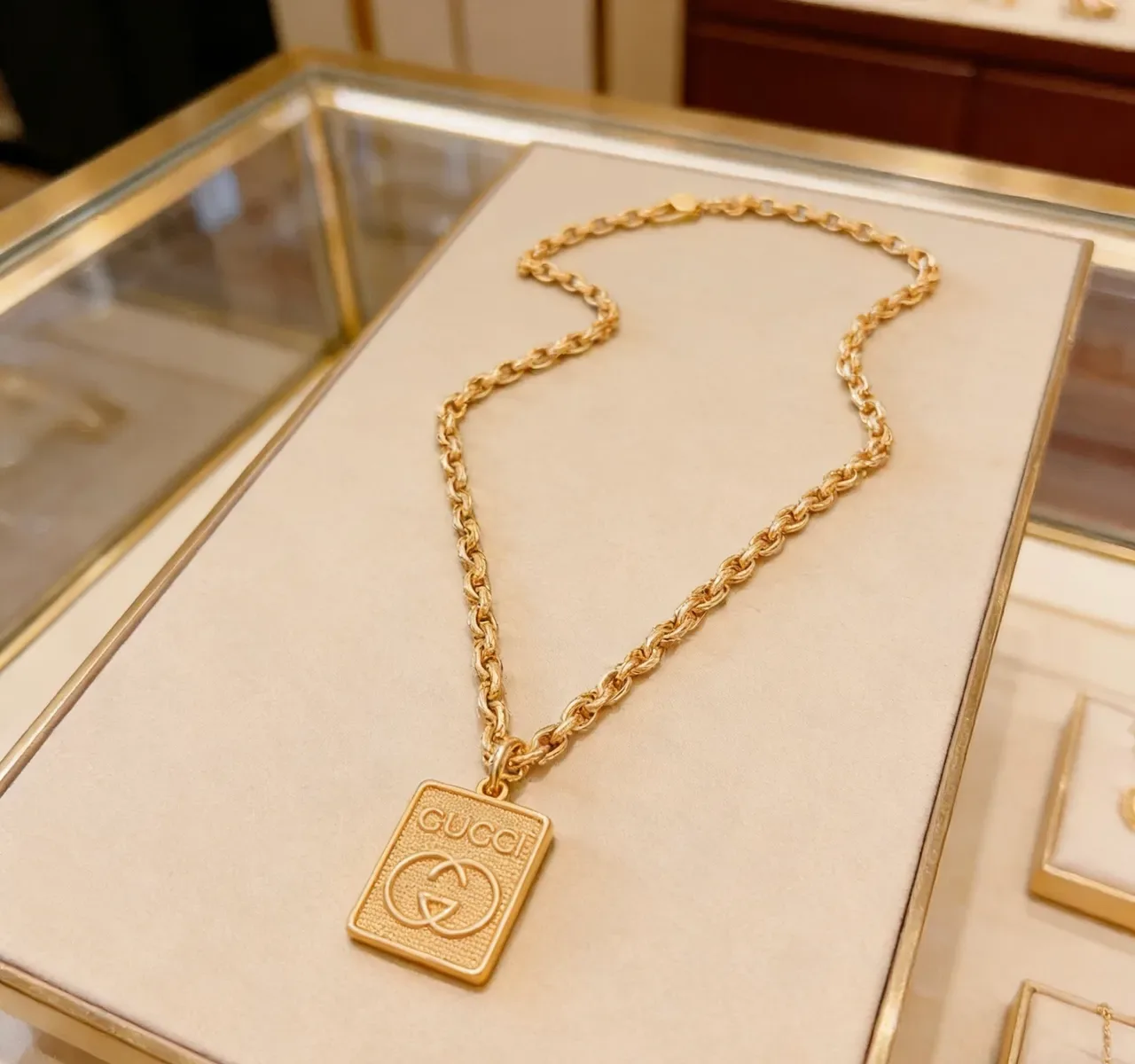 Colar Gucci Pendente Quadrado Corrente Curb-Link Texturizada Ouro 9