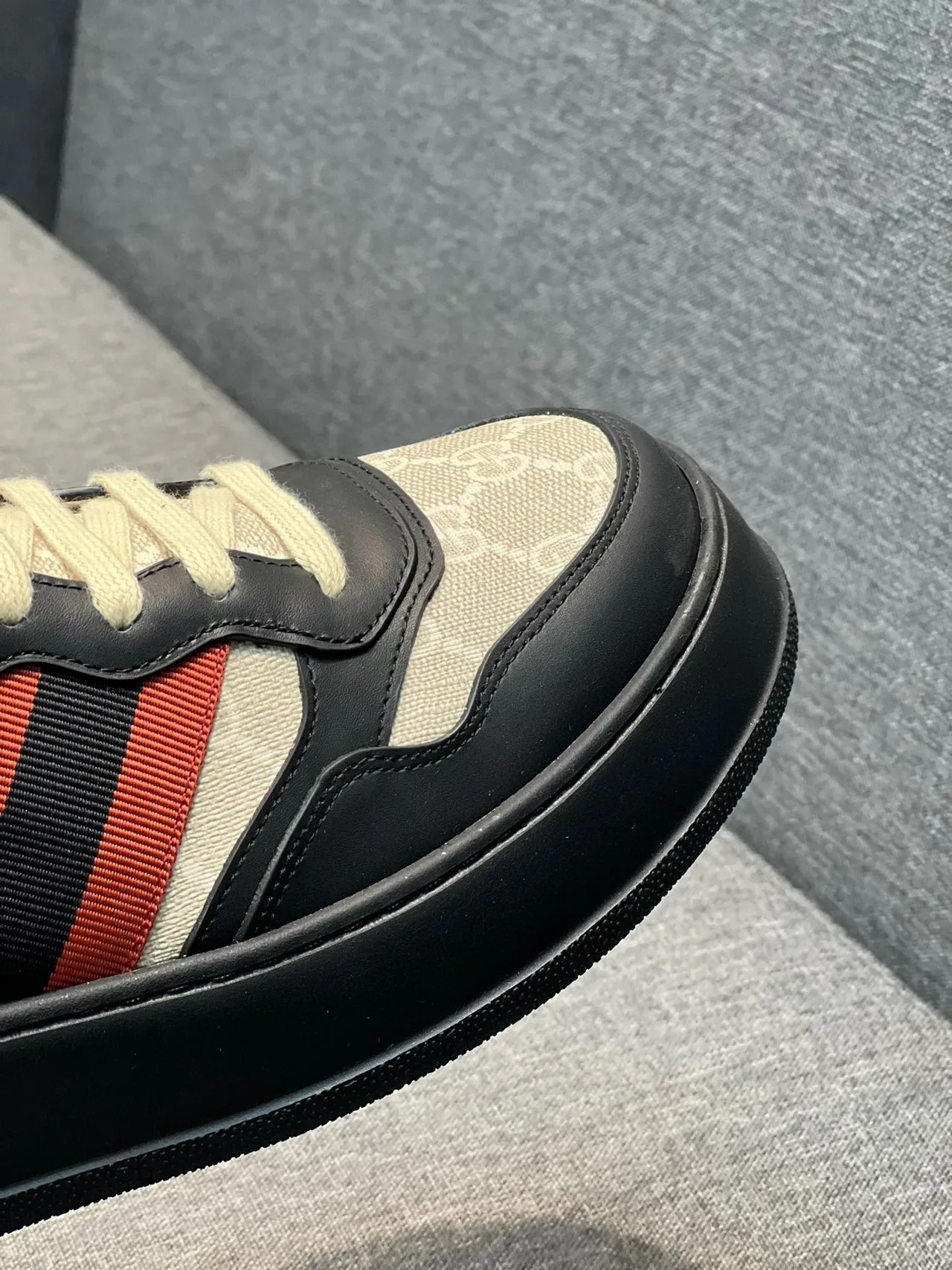 Gucci Tennis 1977 Zapatillas Lifestyle con Monograma de Lona y Cuero con Rayas de Web 3