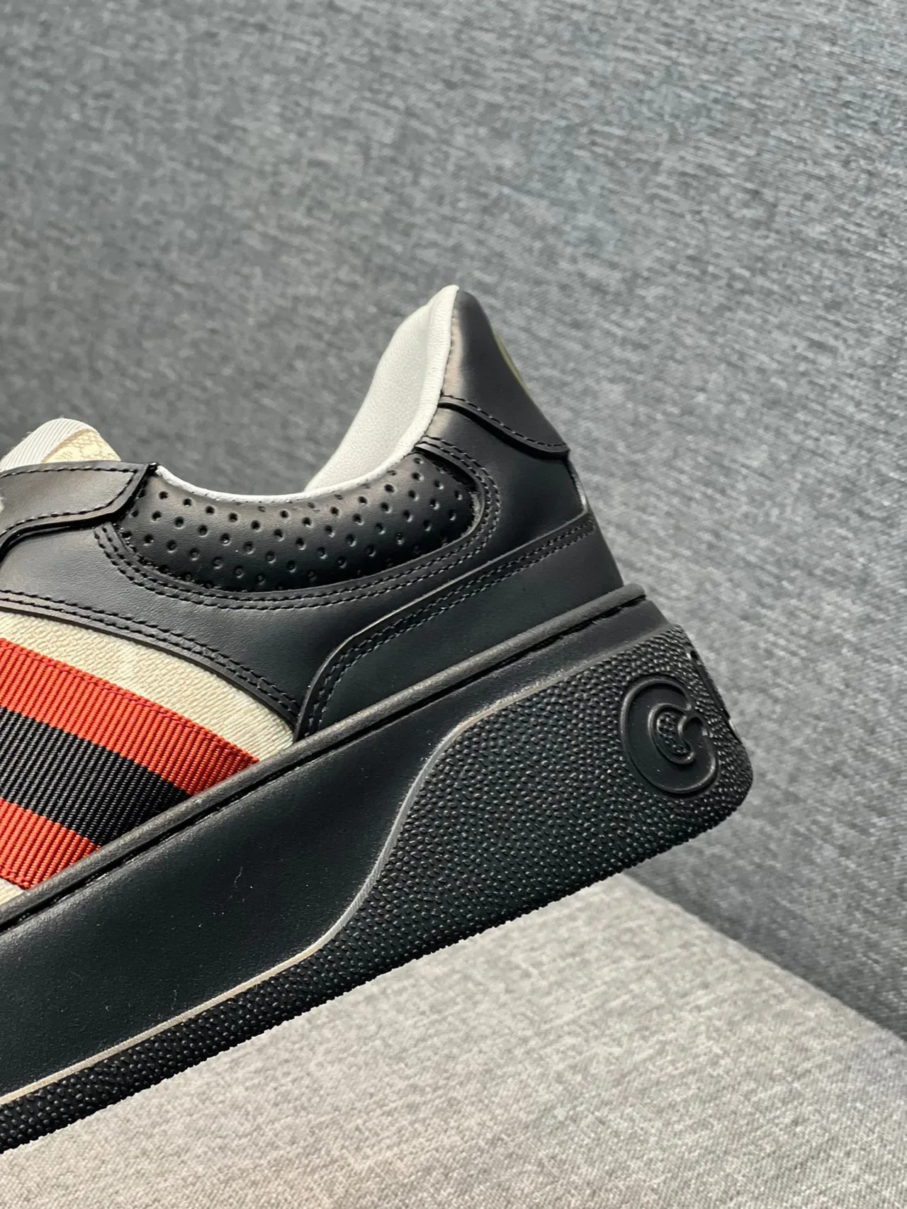 Gucci Tennis 1977 Zapatillas Lifestyle con Monograma de Lona y Cuero con Rayas de Web 8