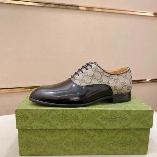 Gucci दो-टोन जीजी मॉनोग्राम पैटेंट लेदर ऑक्सफोर्ड जूते