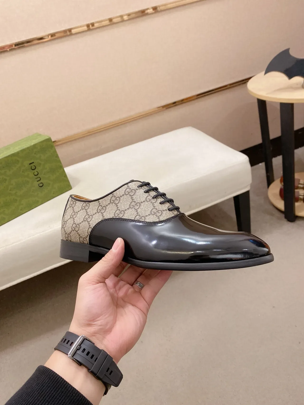 Gucci Zapatos Oxford de Cuero Patent con Monograma GG de Dos Tonos 4