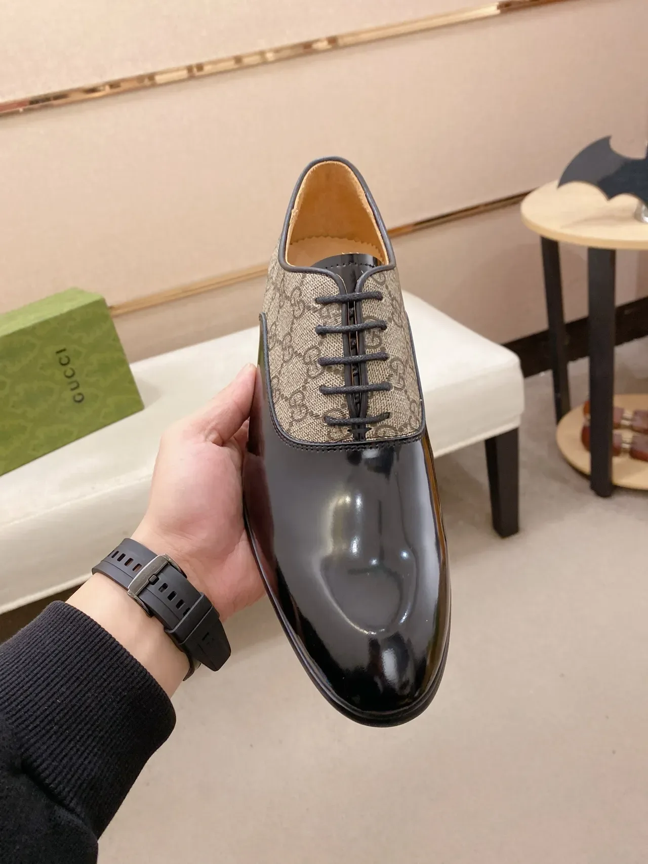 Gucci Zapatos Oxford de Cuero Patent con Monograma GG de Dos Tonos 5