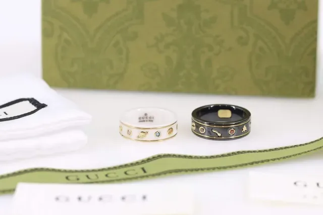 Gucci Bague à Bande Céramique Blanche et Noire avec Borde Doré 3