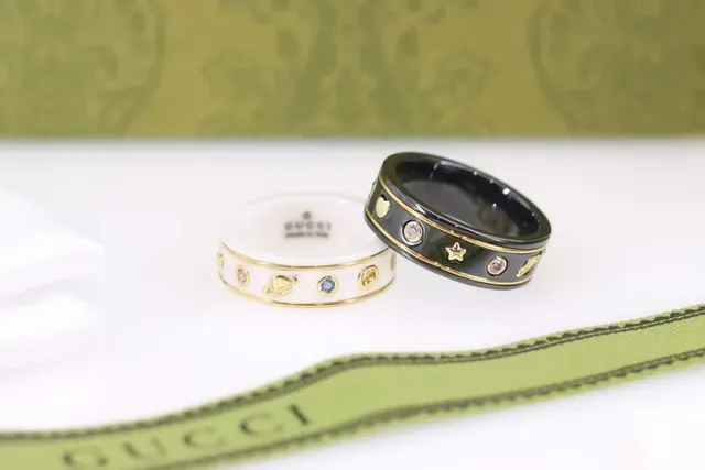 Gucci Bague à Bande Céramique Blanche et Noire avec Borde Doré 4