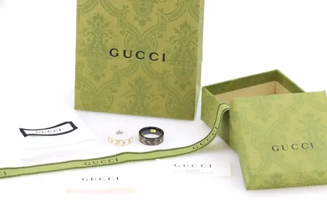 Gucci Bague à Bande Céramique Blanche et Noire avec Borde Doré 5