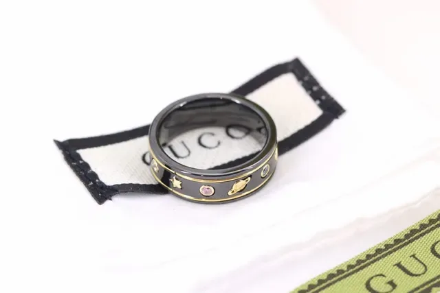 Gucci Bague à Bande Céramique Blanche et Noire avec Borde Doré 6