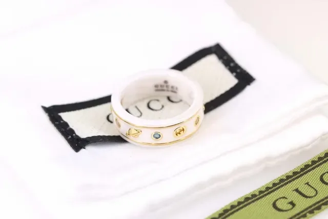 Gucci Bague à Bande Céramique Blanche et Noire avec Borde Doré 7