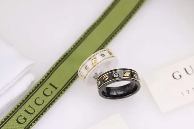 Gucci Bague à Bande Céramique Blanche et Noire avec Borde Doré 8