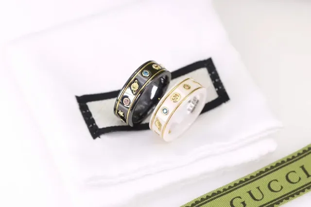 Gucci Bague à Bande Céramique Blanche et Noire avec Borde Doré 9