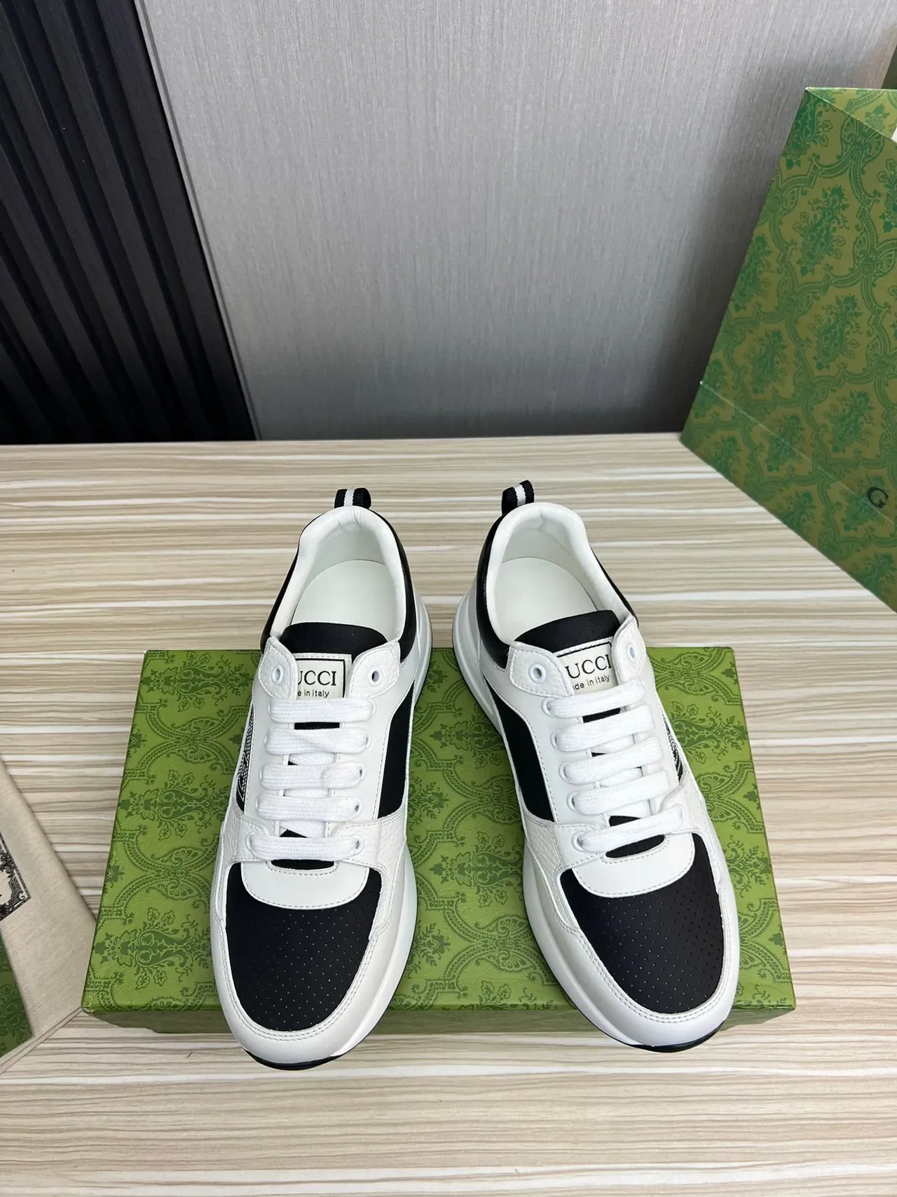 Gucci White Black Leather-Paneled Perforated Toe Lifestyle Sneakers 3