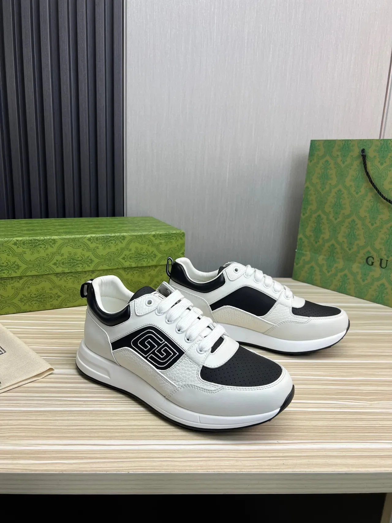 Gucci White Black Leather-Paneled Perforated Toe Lifestyle Sneakers 4
