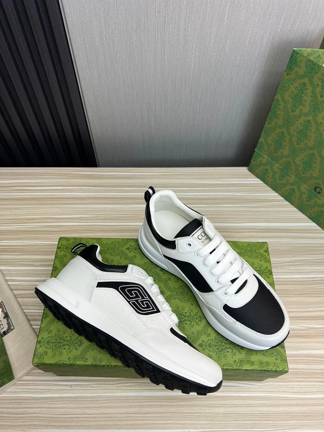 Gucci White Black Leather-Paneled Perforated Toe Lifestyle Sneakers 6