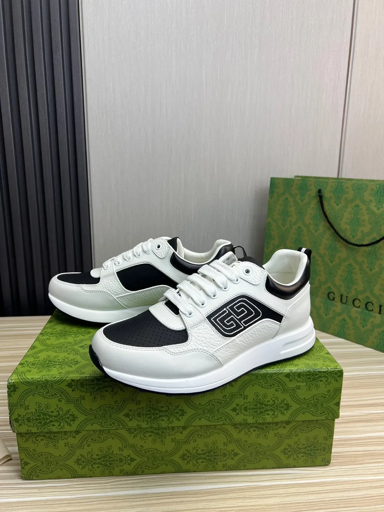 Gucci White Black Leather-Paneled Perforated Toe Lifestyle Sneakers 10