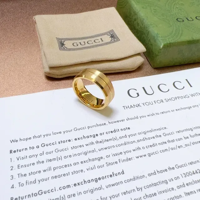 Gucci حلقة عريضة ذهبية مصقولة ثنائية الخندق مينيماليست 4