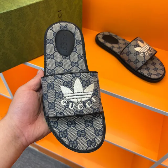 Gucci x Adidas Screener Slide gris GG Monogram mules 3