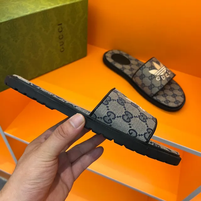 Gucci x Adidas Screener Slide gris GG Monogram mules 4
