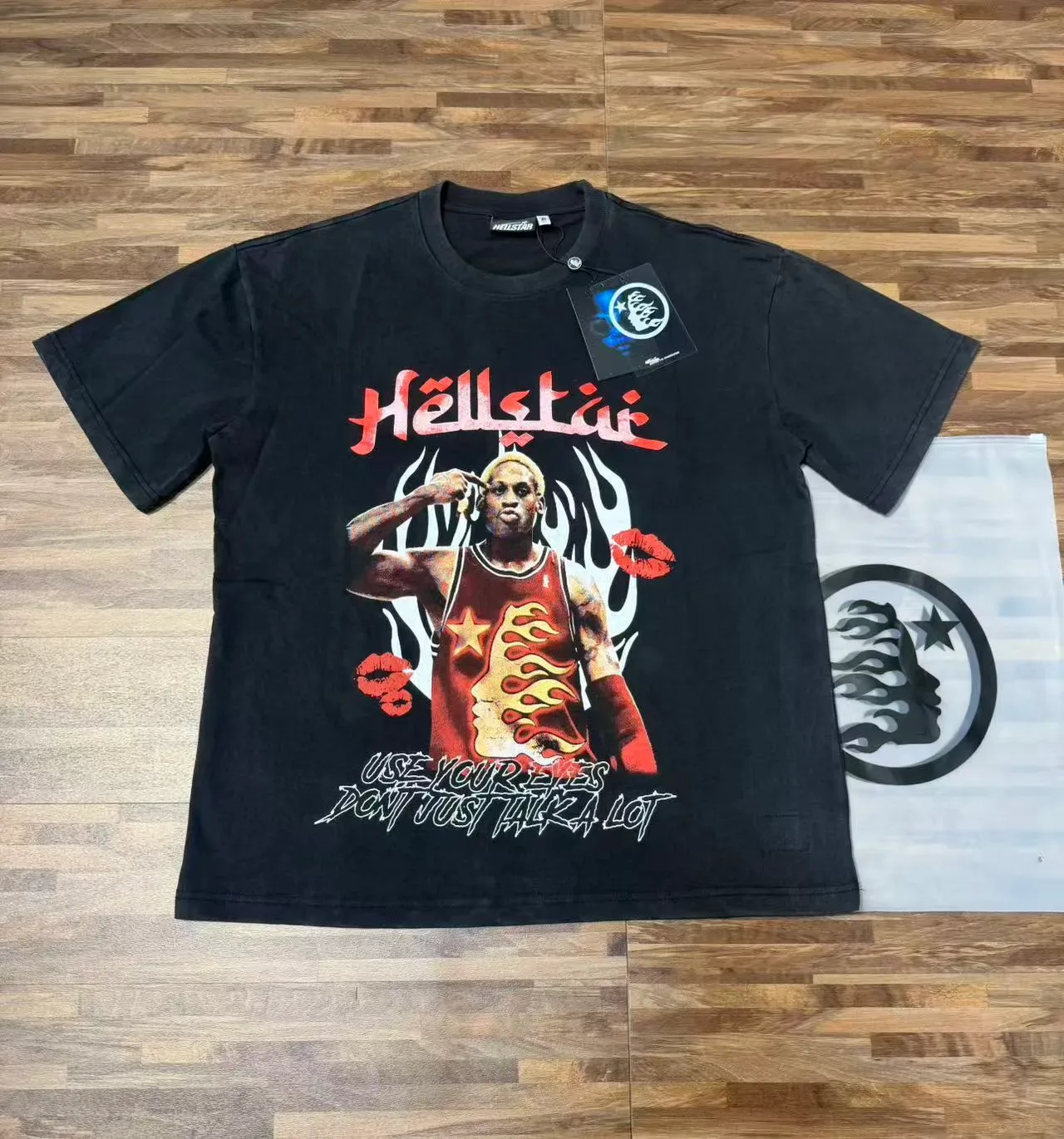 Camiseta gráfica Hellstar con motivo de llama negra 3