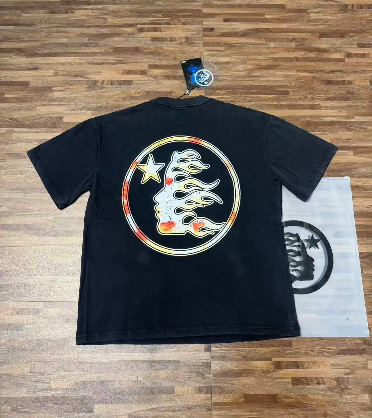 Camiseta gráfica Hellstar con motivo de llama negra 4
