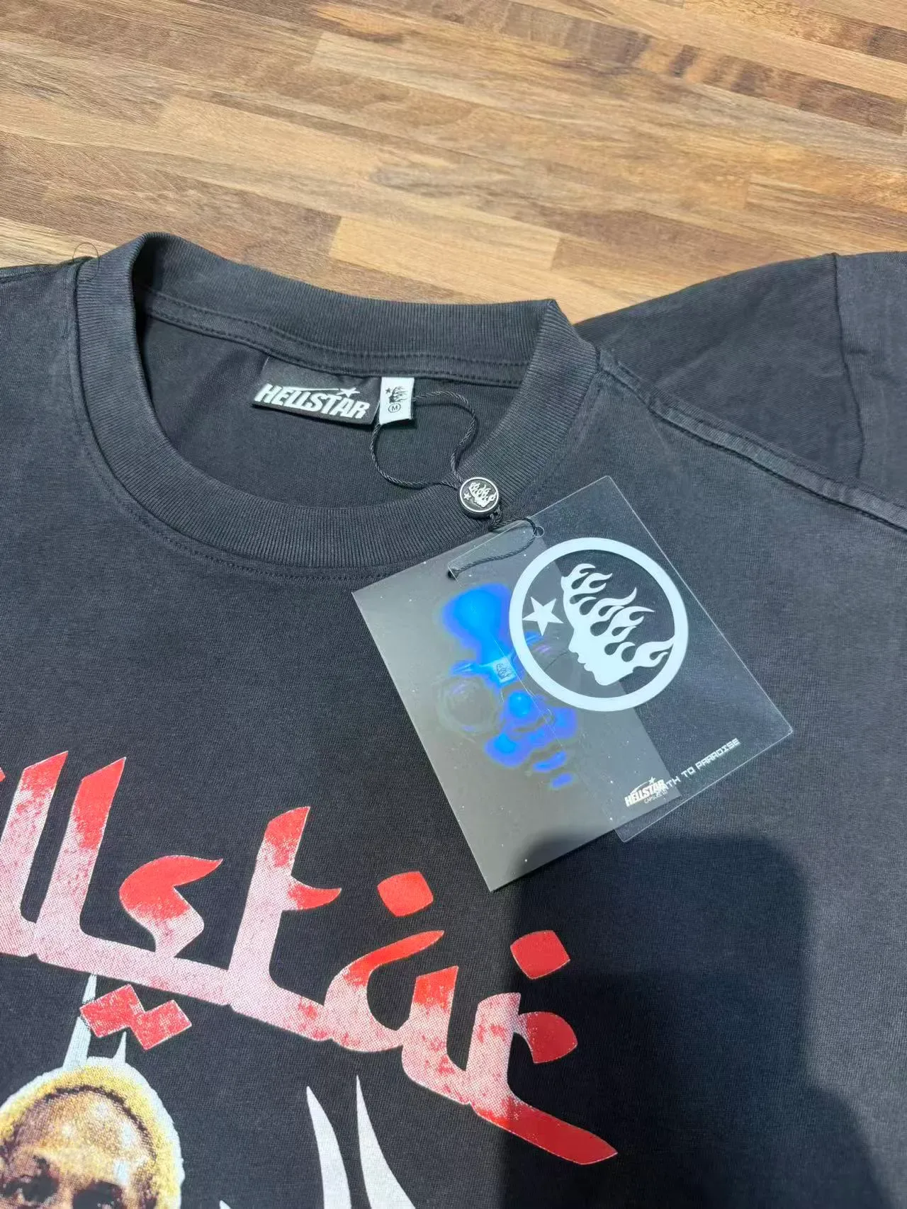 Camiseta gráfica Hellstar con motivo de llama negra 5