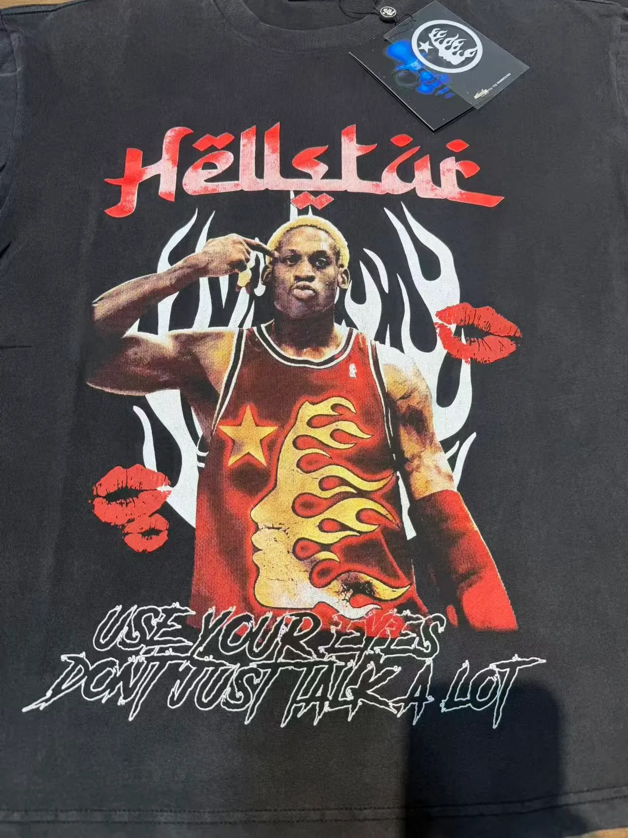 Camiseta gráfica Hellstar con motivo de llama negra 6