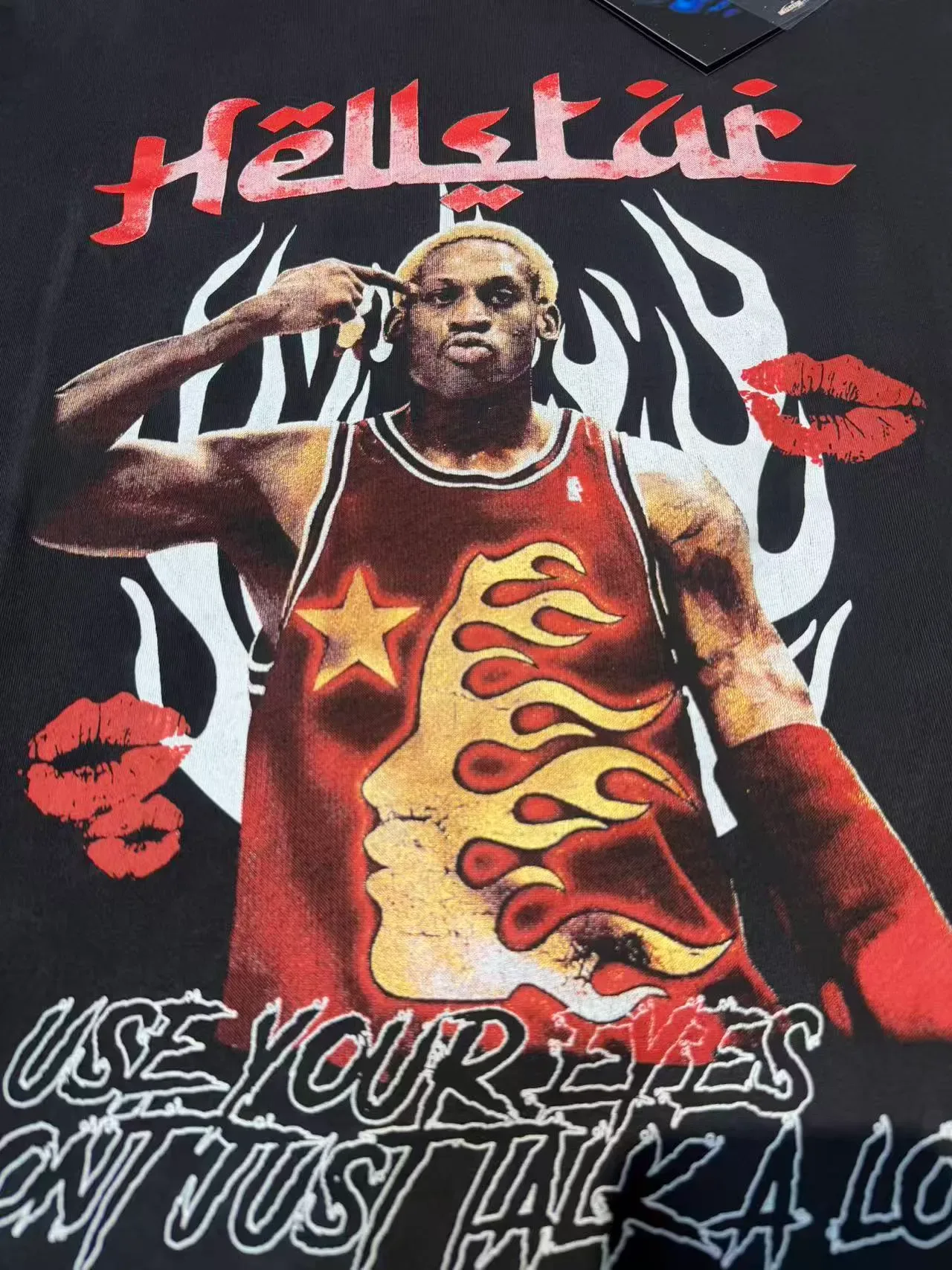 Camiseta gráfica Hellstar con motivo de llama negra 7