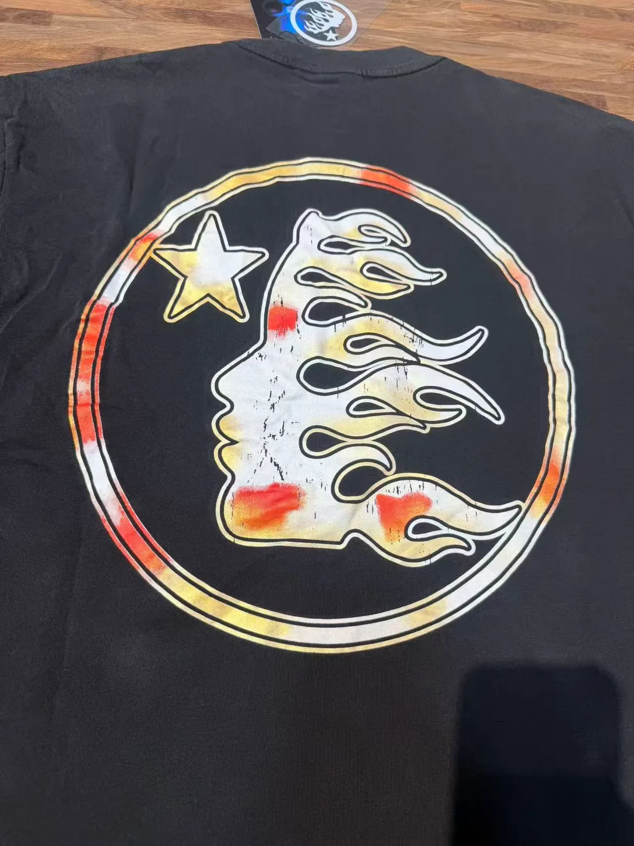 Camiseta gráfica Hellstar con motivo de llama negra 8