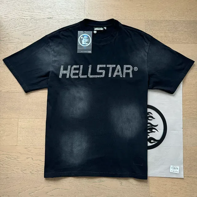 Camiseta Hellstar logo de pedrería negro lavado gráfico de llamas 2
