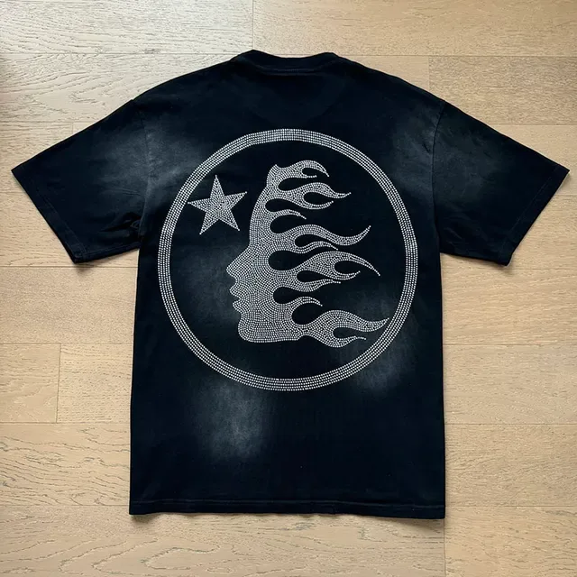Camiseta Hellstar logo de pedrería negro lavado gráfico de llamas 4