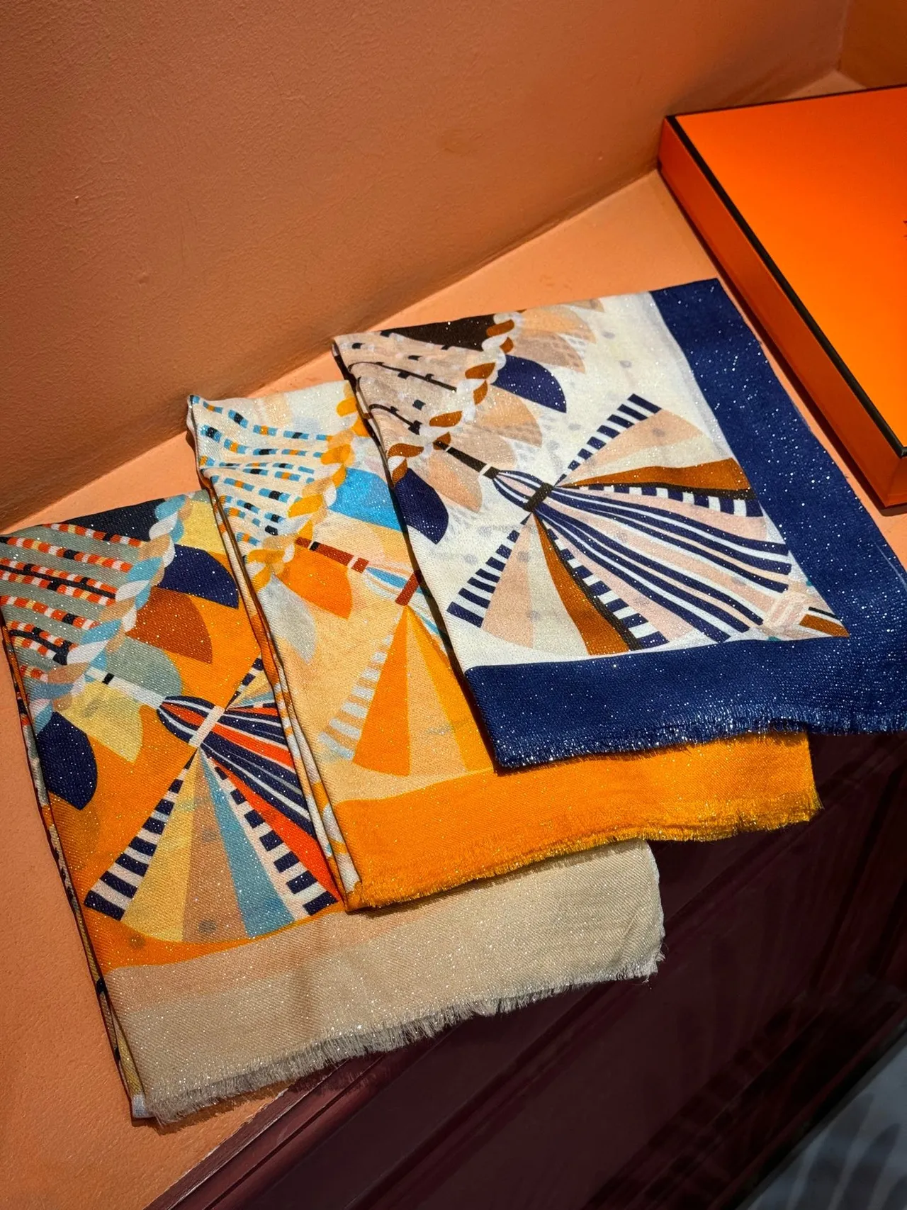 Hermès অ্যাবস্ট্রাক্ট জ্যামিতিক প্রিন্ট রেশম স্কার্ফ 5