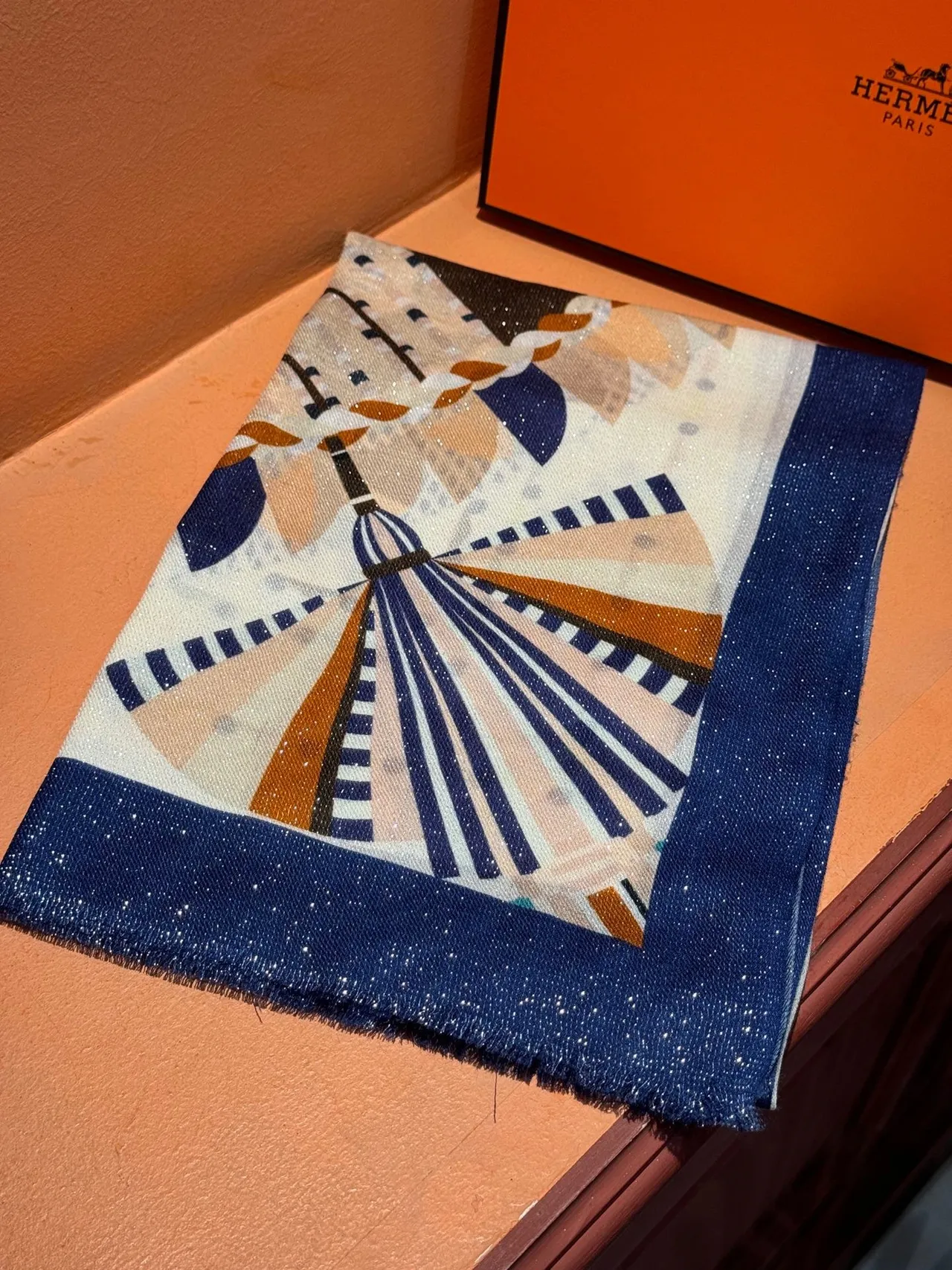Hermès অ্যাবস্ট্রাক্ট জ্যামিতিক প্রিন্ট রেশম স্কার্ফ 6