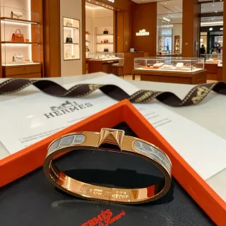 Hermès Clic H لون ذهبي وترصيع تمساح سوار