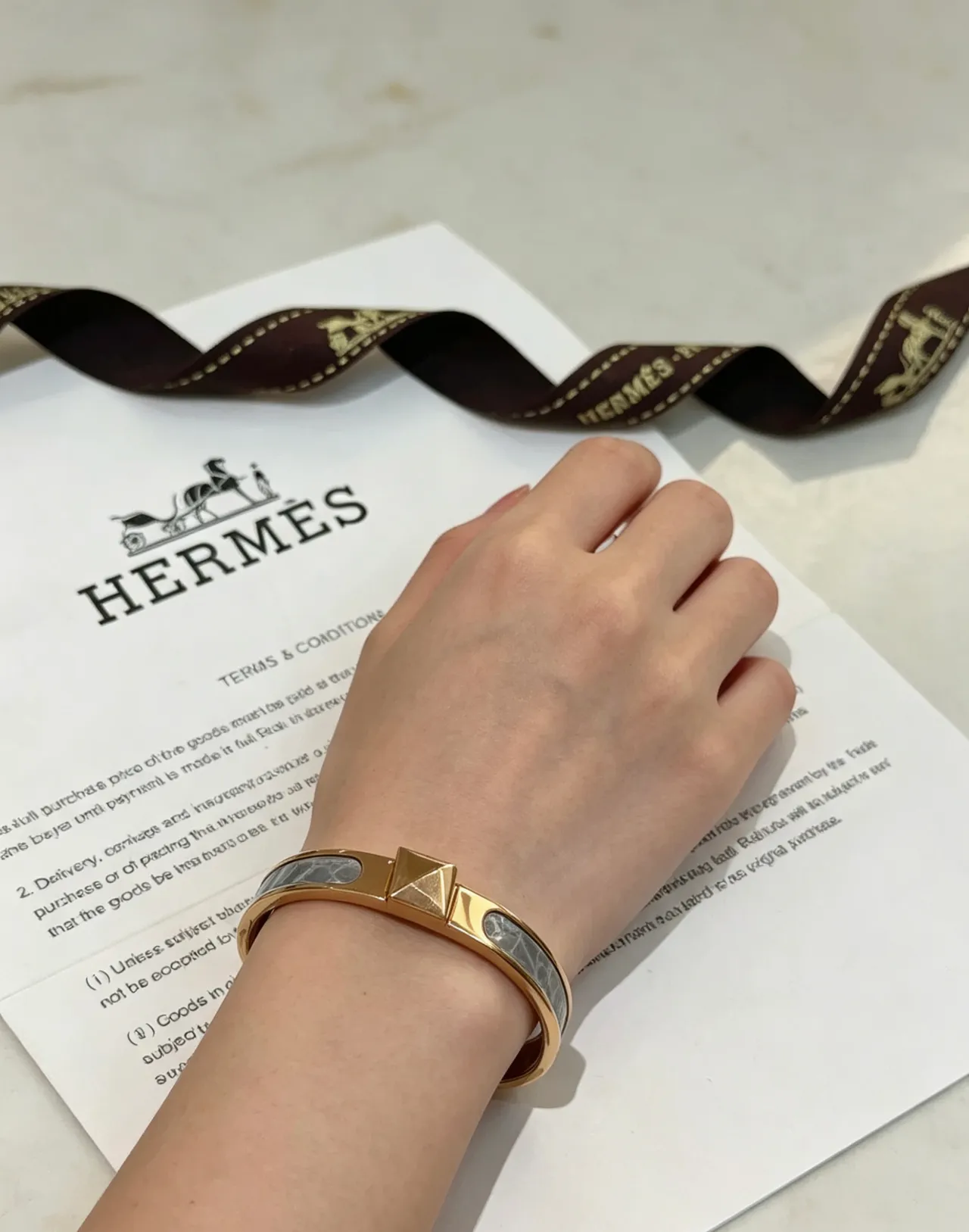 Hermès Clic H সোনালি রং এবং কুমির ত্বকের ইনলে ব্রেসলেট 2