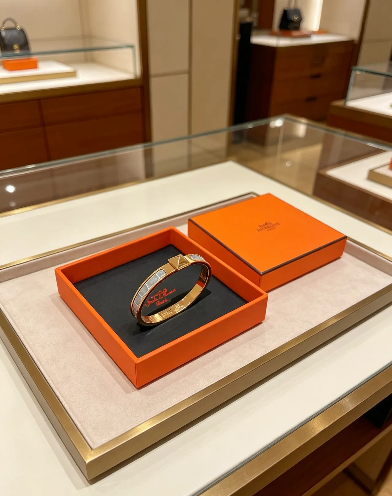 Hermès Clic H সোনালি রং এবং কুমির ত্বকের ইনলে ব্রেসলেট 3