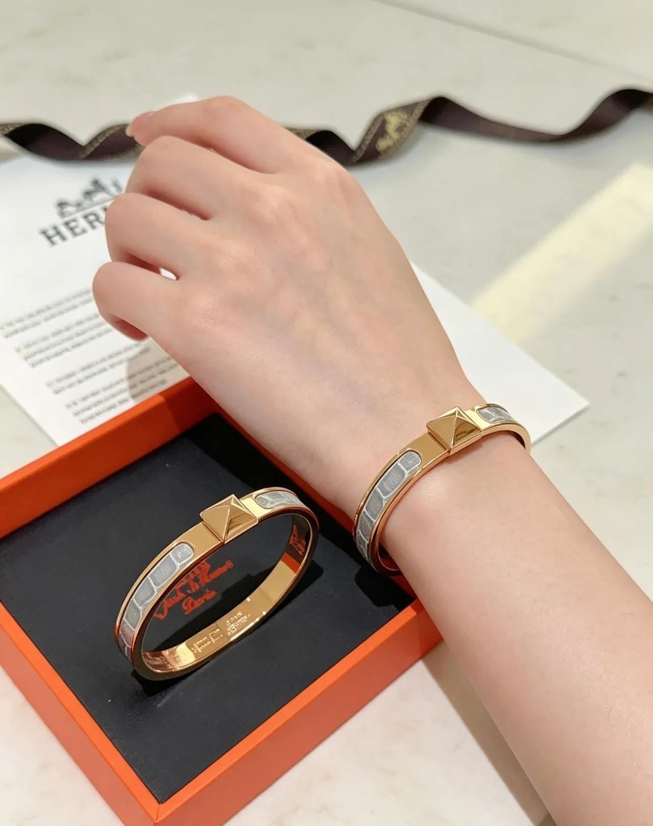 Hermès Clic H সোনালি রং এবং কুমির ত্বকের ইনলে ব্রেসলেট 4