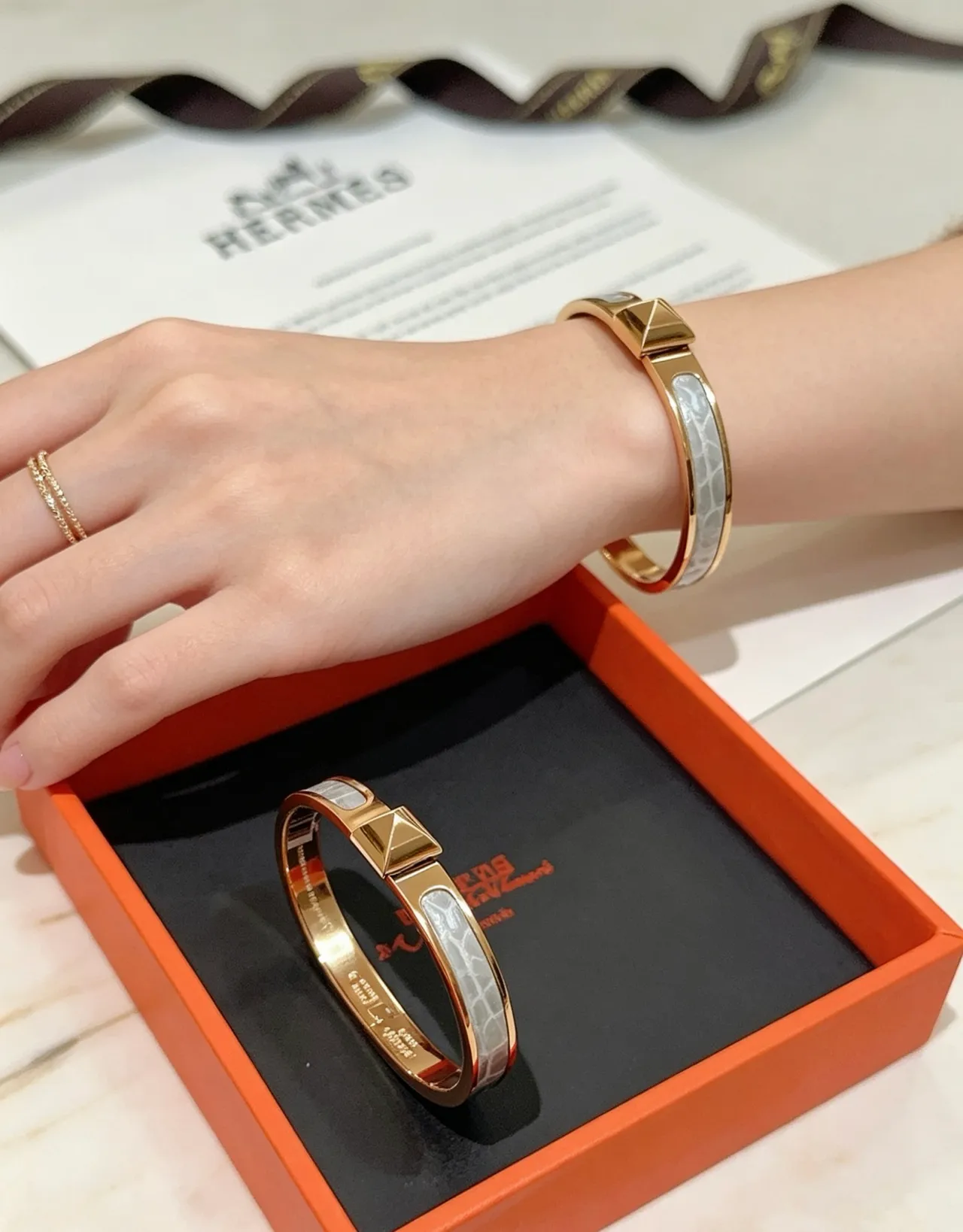 Hermès Clic H সোনালি রং এবং কুমির ত্বকের ইনলে ব্রেসলেট 7