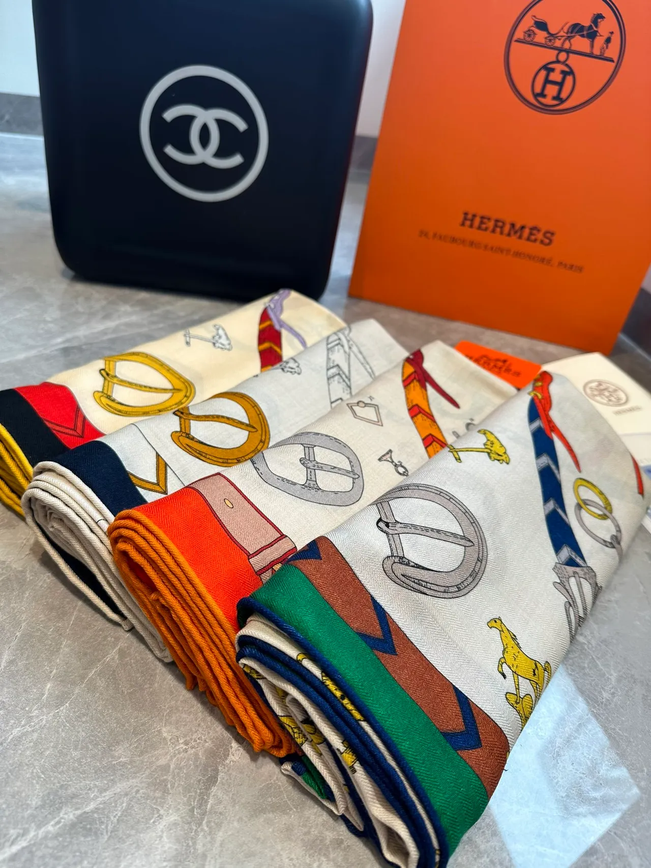 Hermès Bufanda de seda crema con estampado de hardware ecuestre 3