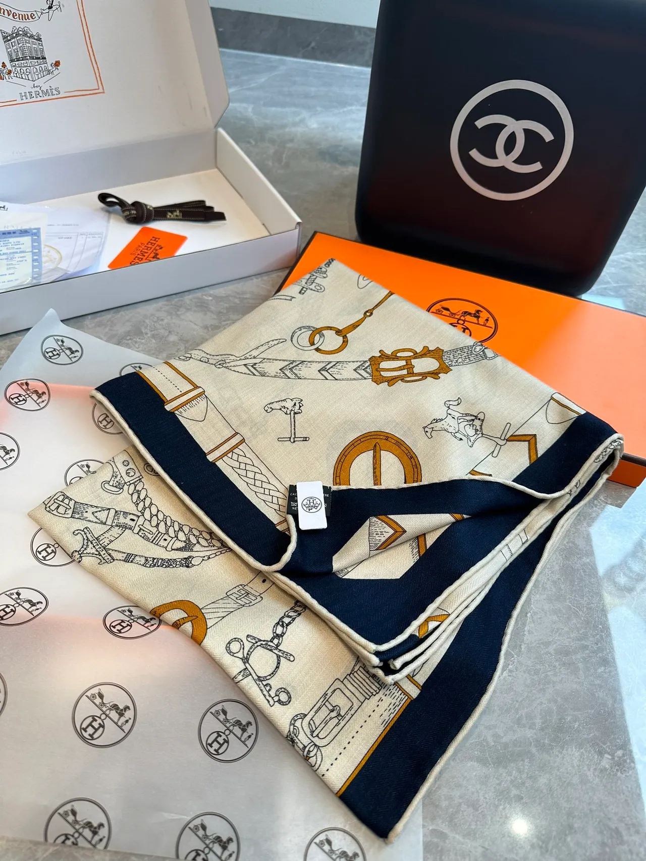 Hermès Bufanda de seda crema con estampado de hardware ecuestre 5
