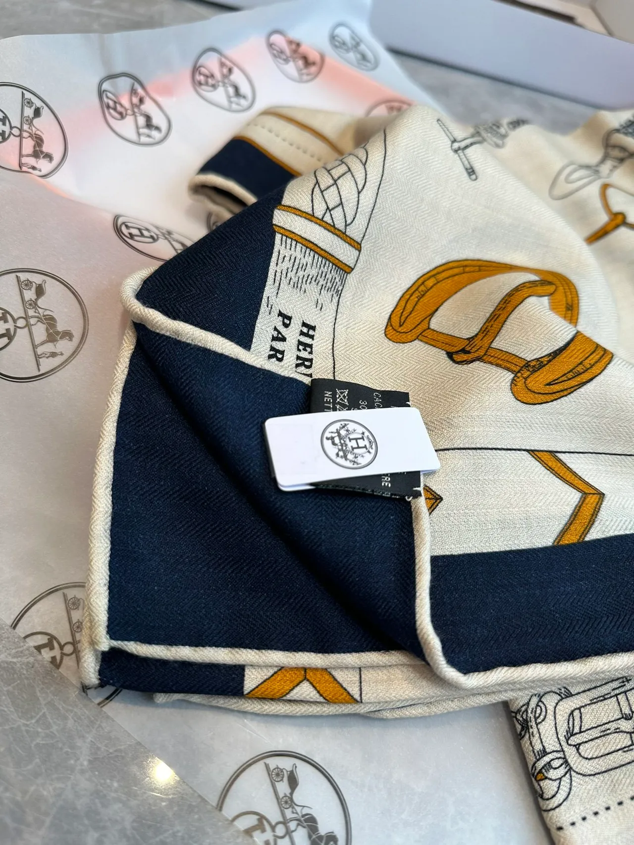 Hermès Bufanda de seda crema con estampado de hardware ecuestre 6