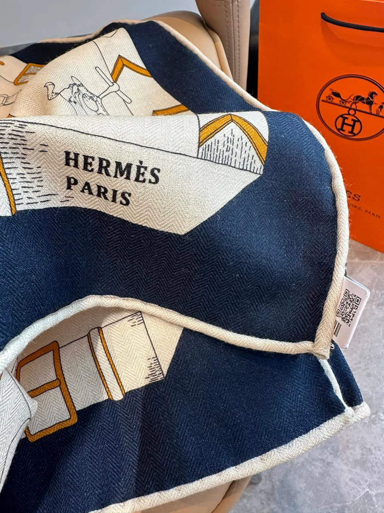 Hermès Bufanda de seda crema con estampado de hardware ecuestre 7