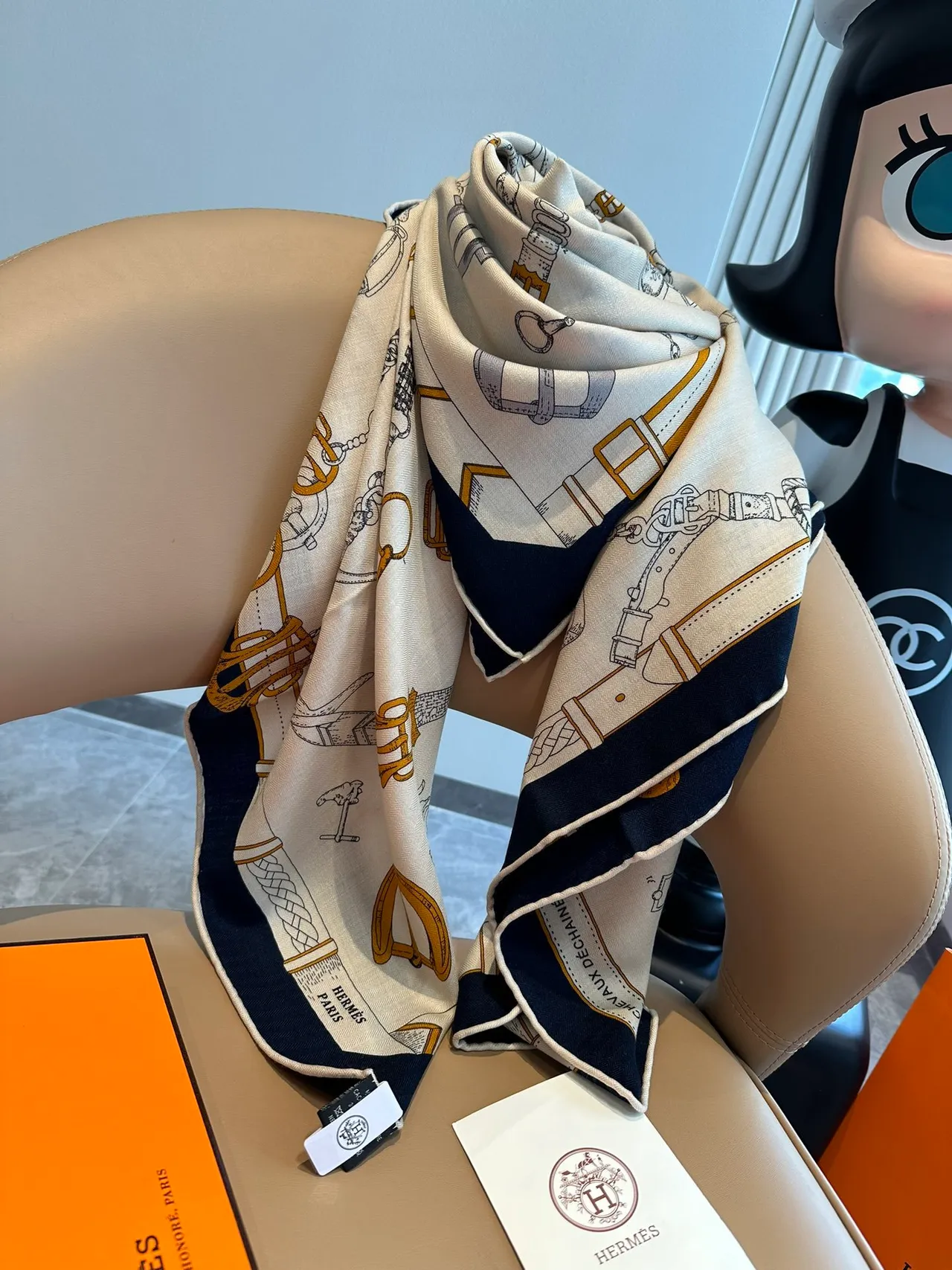Hermès Bufanda de seda crema con estampado de hardware ecuestre 8